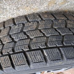 sスタットレスタイヤとアルミホイルの画像