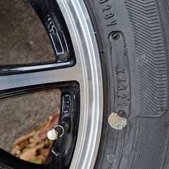 sスタットレスタイヤとアルミホイルの画像