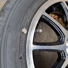 sスタットレスタイヤとアルミホイルの画像