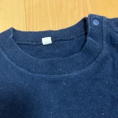 ネイビー濃紺　黒系Tシャツ 肩ボタン付き　80 90の画像
