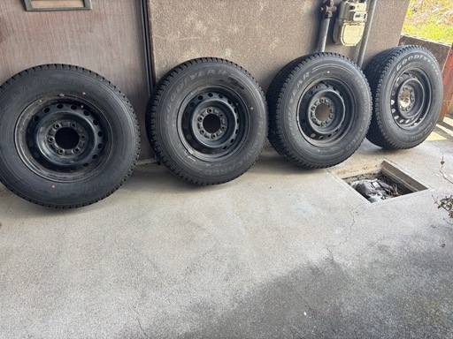 値下げしました。中古ハイエース用スタッドレス　鉄ホイール4本セット