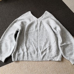 アルパカ混　ふわふわVネックバルーン袖セーターの画像