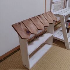 カントリー風“飾り棚の画像