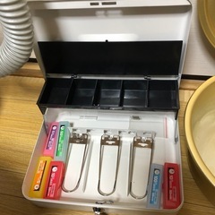 座布団3枚　、　収納ボックス　ローテーブル　、金庫、掃除機、鍋、水切り の画像