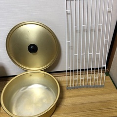 座布団3枚　、　収納ボックス　ローテーブル　、金庫、掃除機、鍋、水切り の画像