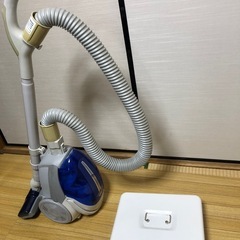 座布団3枚　、　収納ボックス　ローテーブル　、金庫、掃除機、鍋、水切り の画像