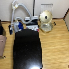 座布団3枚　、　収納ボックス　ローテーブル　、金庫、掃除機、鍋、水切り の画像