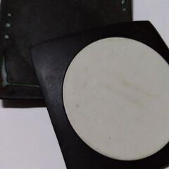 大きな黒い皿　2枚の画像