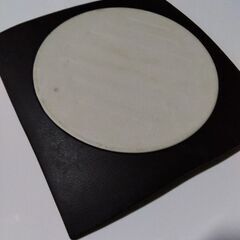 大きな黒い皿　2枚の画像