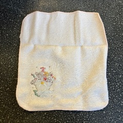 M2511-441　ハンドタオル 和柄 薄ピンク ハンカチ 未使用品 保管汚れ有りの画像