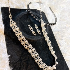 ストーン カチューシャ ネックレス　ピアスセットの画像