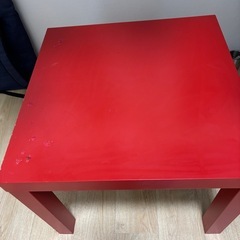 赤いテーブルの画像