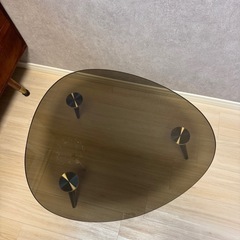 無料引渡し日あり！値下げ超美品☆2.5万Vegaガラステーブル ローテーブル 楕円形　スモークカラーの画像