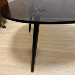 無料引渡し日あり！値下げ超美品☆2.5万Vegaガラステーブル ローテーブル 楕円形　スモークカラーの画像