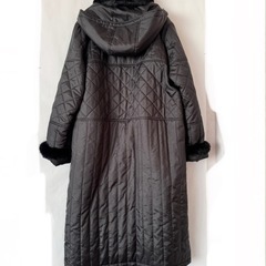 ファー、フード付き レディース キルティングロングコート ブラック Fサイズ
の画像