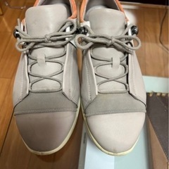 グレー ローカット スニーカーの画像