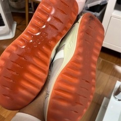 グレー ローカット スニーカーの画像