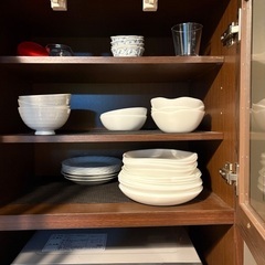 炊飯器、電子レンジ、電気ポット、食器棚まとめての画像