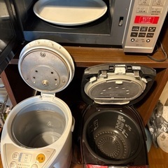炊飯器、電子レンジ、電気ポット、食器棚まとめての画像