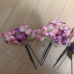 髪飾りピンク　紫　お花の画像