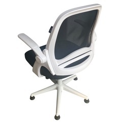 【ジ1127-16】綺麗な一品‼️ デスクチェア HBATA ホワイト キャスター付きの画像