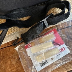 ほぼ新品　アルトサックス　サックスストラップ　アルトサックスリード付き　ケースの画像