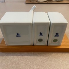 白山陶器 コンディメントセット　 （醤油さし・塩・胡椒・木の台セット）の画像