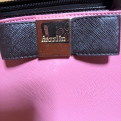 ピンクのショルダーバッグの画像