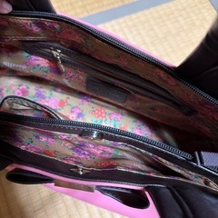 ピンクのショルダーバッグの画像