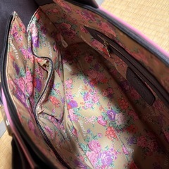 ピンクのショルダーバッグの画像