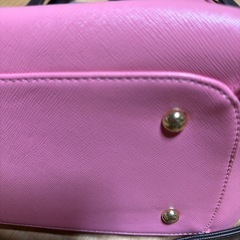 ピンクのショルダーバッグの画像