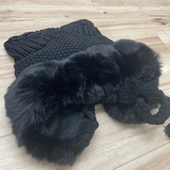 猫耳 ニット帽  ブラック 黒 フェイクムートン 小顔効果 三つ編み付きの画像