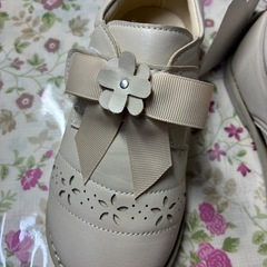 mamaraku アイボリーベージュのお出かけシューズの画像