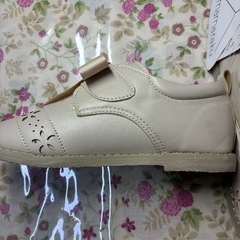 mamaraku アイボリーベージュのお出かけシューズの画像