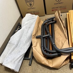 ハンガーラック2つ、木製小型のキャスター付き棚の画像