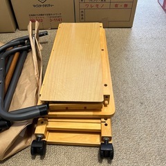 ハンガーラック2つ、木製小型のキャスター付き棚の画像