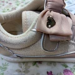 ピンクベージュのリボンスニーカーの画像