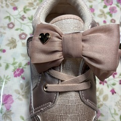 ピンクベージュのリボンスニーカーの画像