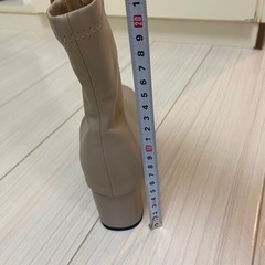 ベージュ　ブーツの画像