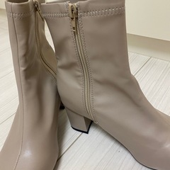 ベージュ　ブーツの画像