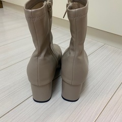 ベージュ　ブーツの画像