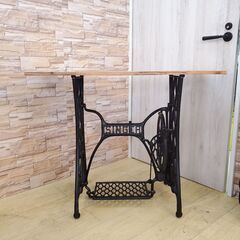 和製アンティーク 足踏みミシン脚テーブル キャスター付き アイアンフレーム 鉄脚 SINGER シンガー リメイクDIY 横幅91cm×奥行40cm×高さ73cm サイドテーブル 作業台 カフェ 什器 ヴィンテージ◆近隣配送無料 買取帝国 朝霞店の画像