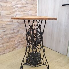 和製アンティーク 足踏みミシン脚テーブル キャスター付き アイアンフレーム 鉄脚 SINGER シンガー リメイクDIY 横幅91cm×奥行40cm×高さ73cm サイドテーブル 作業台 カフェ 什器 ヴィンテージ◆近隣配送無料 買取帝国 朝霞店の画像