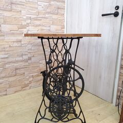 和製アンティーク 足踏みミシン脚テーブル キャスター付き アイアンフレーム 鉄脚 SINGER シンガー リメイクDIY 横幅91cm×奥行40cm×高さ73cm サイドテーブル 作業台 カフェ 什器 ヴィンテージ◆近隣配送無料 買取帝国 朝霞店の画像
