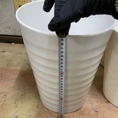 【白いプラスチック鉢カバー8点4セットあり／観葉植物用・中古】の画像