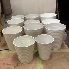 【白いプラスチック鉢カバー8点4セットあり／観葉植物用・中古】の画像