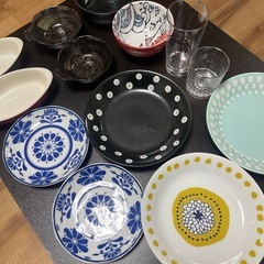 お皿とグラスの画像