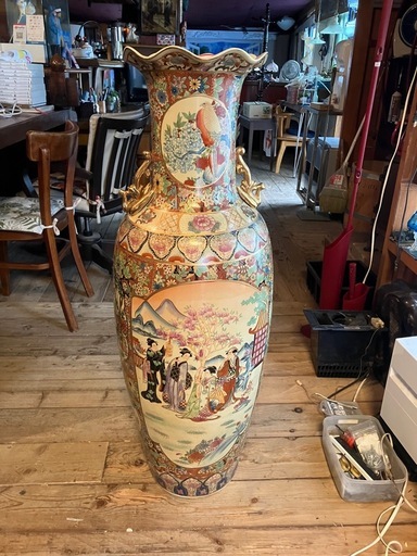 大きな飾り壺です