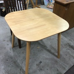 2人用ダイニングテーブルセット 状態良好です☺️テーブルサイズ75cm×75cm×高さ70cmの画像