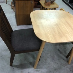 2人用ダイニングテーブルセット 状態良好です☺️テーブルサイズ75cm×75cm×高さ70cmの画像
